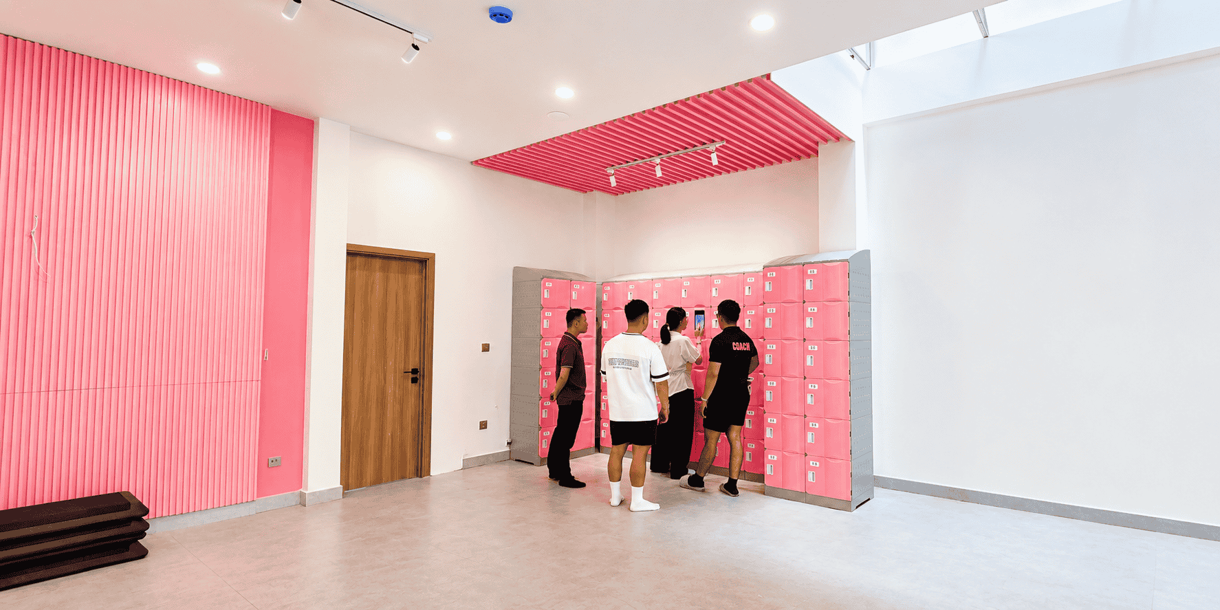 Tủ Locker ABS Face ID được bố trí tại không gian phòng gym Rose Gym for Ladies